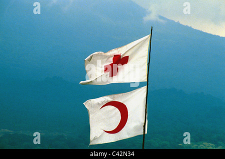 Drapeaux de la Croix-Rouge internationale et du Croissant-Rouge voler plus de Kibumba camp pour réfugiés rwandais. Goma au Zaïre - Congo Banque D'Images