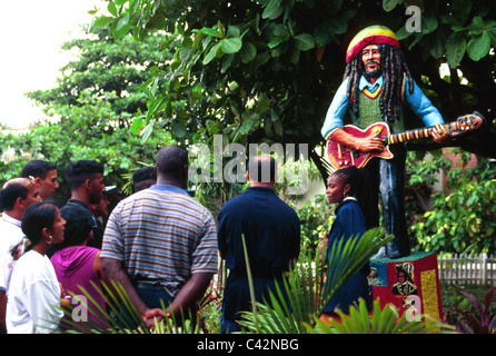 Les touristes visitant Bob Marley's ancienne maison, maintenant un musée dédié à la vie de musiciens, Kingston, Jamaïque Banque D'Images