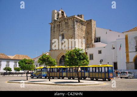 Train touristique passant par la cathédrale de Faro, Largo da se, la vieille ville, Faro, région de l'Algarve, Portugal Banque D'Images
