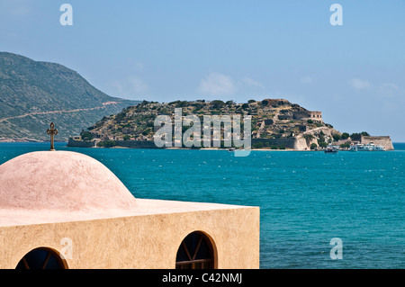 À l'échelle de l'île de Spinalonga depuis près de Plaka sur la côte nord-est de la Crète, Grèce Banque D'Images