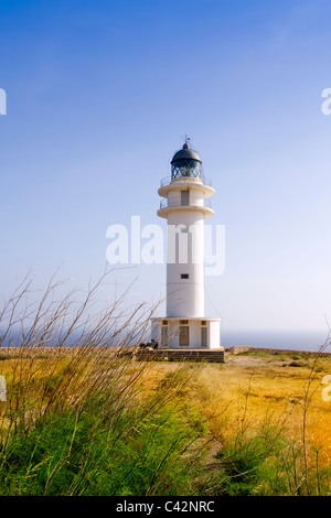 Le phare de Cap de Barbaria Formentera Baléares à golden meadow grass blue sky Banque D'Images