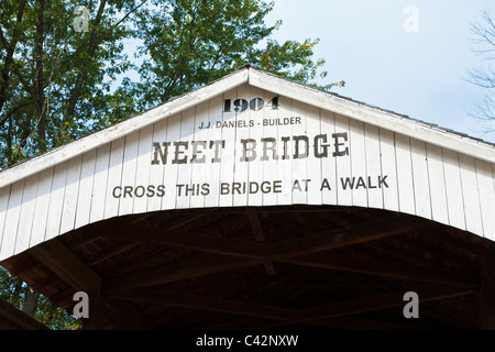 Neet pont couvert, construit en 1904 enjambe le petit Raccoon Creek près de Rockville de Parke Comté, Indiana, USA Banque D'Images