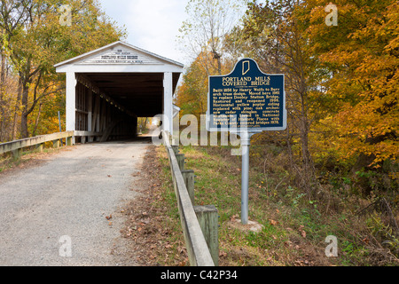 Portland Mills pont couvert, construit en 1856 près de Guion dans Parke Comté, Indiana, USA Banque D'Images