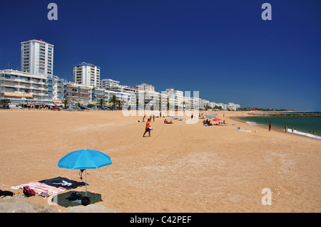 Plage et de la promenade vue, Quarteira, District de Faro, Algarve, Portugal Banque D'Images