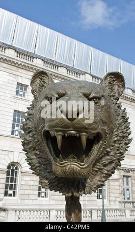 Ai Weiwei fait partie du cercle de bronze Sculptures animaux Zodiaque Chinois Somerset House, Londres. 2011. Le Tigre. Banque D'Images