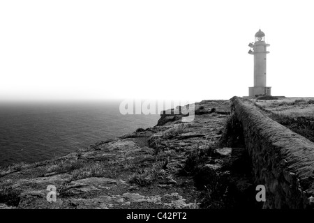 Noir et blanc phare du Cap de Barbaria île des Baléares Formentera Banque D'Images