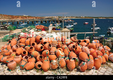 Pots de crabe d'argile, Porto de Baleeira, Sagres, région de l'Algarve, Portugal Banque D'Images