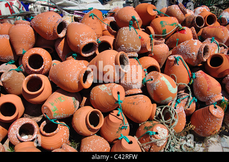 Pots de crabe d'argile, Porto de Baleeira, Sagres, région de l'Algarve, Portugal Banque D'Images