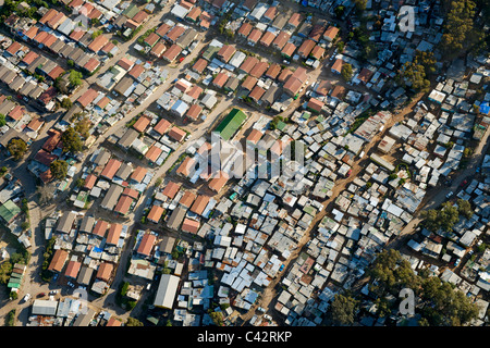 Vue aérienne de Imizamo Yethu township (aka Mandela Park) à Hout Bay, à Cape Town, Afrique du Sud. Banque D'Images