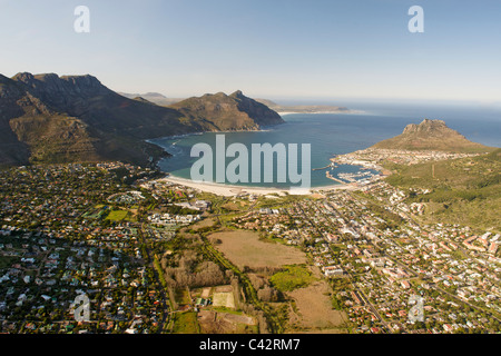 Vue aérienne de Hout Bay sur la côte Atlantique de la ville du Cap. Banque D'Images