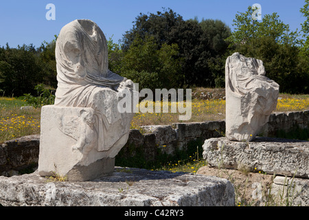 Statues sans tête dans la salle de gym de l'Agora d'Athènes, Grèce Banque D'Images