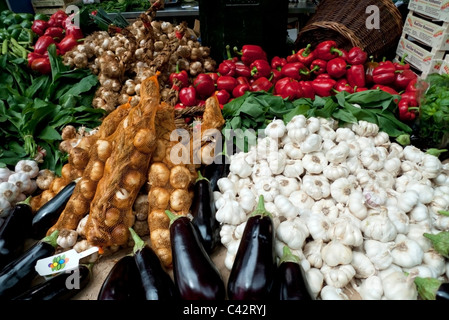 Feuilles de rançon d'ail sauvage, bulbes d'ail sur cordes, aubergines, poivrons rouges à vendre sur un marché Borough vend des légumes à Southwark sud de Londres Angleterre Europe UK KATHY DEWITT Banque D'Images