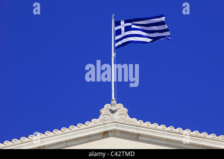 Le drapeau de la Grèce battant sur l'fièrement Parlement grec à Athènes, Grèce Banque D'Images