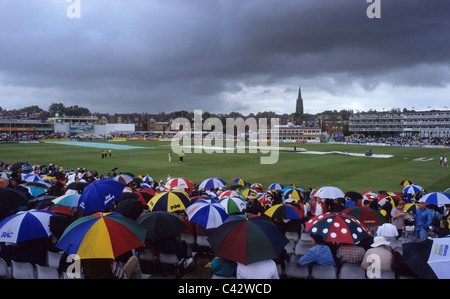 Les spectateurs à l'abri de l'orage pendant l'Angleterre v l'Australie à Headingley Cricket test match Leeds Yorkshire UK Banque D'Images