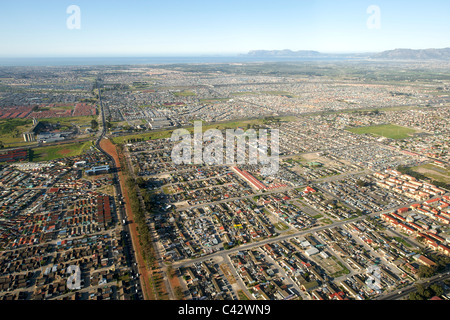 Vue Aérienne Vue vers le sud sur le canton de Nyanga et le M22 (nouvelle) Route vers Eisleben False Bay à Cape Town, Afrique du Sud Banque D'Images