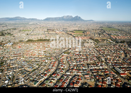 Vue aérienne sur les cantons de Carrefour, Nyanga et Guguletu à Cape Town, Afrique du Sud. Banque D'Images