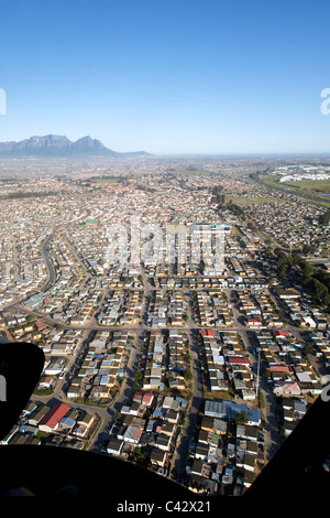 Vue sur les maisons du carrefour près de l'aéroport de Cape Town, Afrique du Sud. Banque D'Images