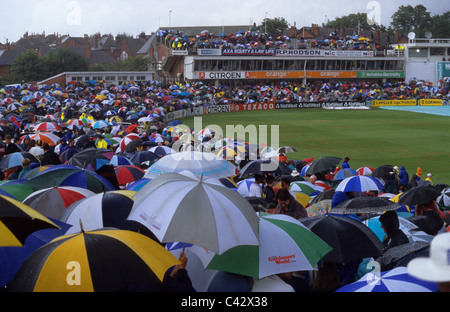 Les spectateurs à l'abri de l'orage pendant l'Angleterre v l'Australie à Headingley Cricket test match Leeds Yorkshire UK Banque D'Images