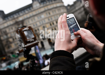 Un iphone est utilisé à la photographie une vieille chambre photographique à amasser de rassemblement des photographes à Trafalgar Square pour protester contre l'e Banque D'Images