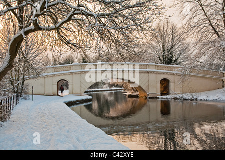 Lever du soleil sur l'hiver Grove bridge Banque D'Images