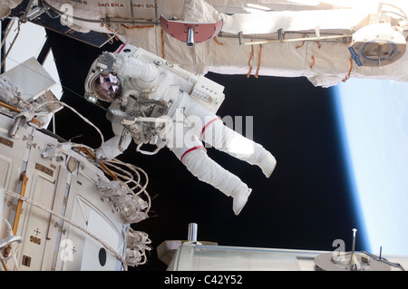 L'astronaute de la NASA Andrew Feustel, spécialiste de mission STS-134, prend part à une marche de l'espace sur la Station spatiale internationale. Banque D'Images