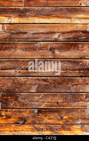 Vieux grungy weathered wood bandes sur le côté d'une cabane dans la forêt, grand détails de texture. Banque D'Images