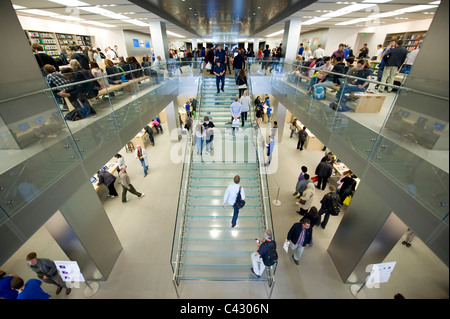 L'atrium intérieur du détaillant d'électronique Apple sur Regent Street, à Londres. (Usage éditorial uniquement). Banque D'Images