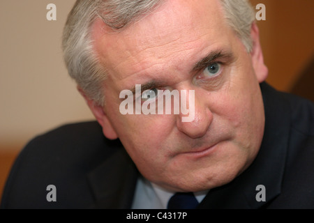 (L'ancien) Premier ministre irlandais Bertie Ahern, Taesoich au cours d'un voyage à Tokyo, Japon, le 23 juin 2004. Banque D'Images