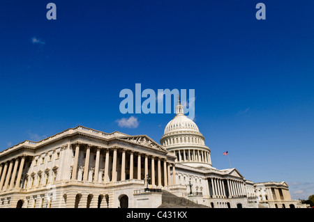 WASHINGTON, DC, États-Unis — le Capitole des États-Unis se dresse majestueusement sur la colline du Capitole, son dôme emblématique s'élevant au-dessus des ailes est et ouest qui abritent le Sénat et la Chambre des représentants. Ce chef-d'œuvre néoclassique, siège du Congrès américain, sert de siège à la branche législative du gouvernement fédéral. Son extérieur blanc saisissant et sa grande architecture en font l'un des symboles les plus reconnaissables de la démocratie et de la gouvernance américaines. Banque D'Images