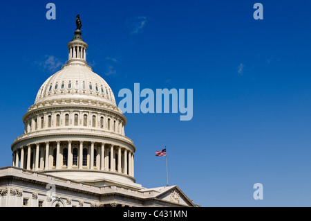 Dôme du Capitole des États-Unis drapeau américain Washington DC // WASHINGTON DC — le Capitole des États-Unis se dresse majestueusement sur Capitol Hill, son dôme emblématique s'élevant au-dessus des ailes est et ouest qui abritent le Sénat et la Chambre des représentants. Ce chef-d'œuvre néoclassique, siège du Congrès américain, sert de siège à la branche législative du gouvernement fédéral. Son extérieur blanc saisissant et sa grande architecture en font l'un des symboles les plus reconnaissables de la démocratie et de la gouvernance américaines. Banque D'Images