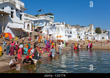Pèlerins hindous se baigner dans l'eau sacrée de la lac Pushkar. Le Rajasthan. L'Inde Banque D'Images