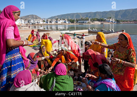 Les femmes indiennes de faire un rituel à l'épargne (puja). Lac Pushkar. Le Rajasthan. L'Inde Banque D'Images