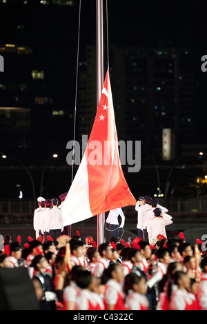 Le drapeau de Singapour est soulevée au cours de la Jeunesse 2010 Singapour Jeux Olympiques de la cérémonie d'ouverture. Banque D'Images