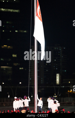 Le drapeau de Singapour est soulevée au cours de la Jeunesse 2010 Singapour Jeux Olympiques de la cérémonie d'ouverture. Banque D'Images