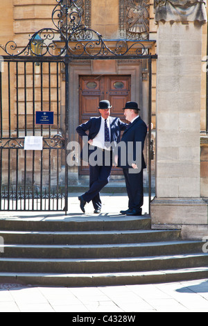 Deux 'Oxford' Bulldogs dans chapeau melon traditionnel à l'extérieur Sheldonian Theatre, l'Université d'Oxford, Oxford, England, UK Banque D'Images