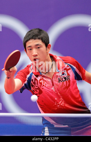 Kim Dong Hyun Équipe de Corée qui se font concurrence sur les Jeux Olympiques de la jeunesse Singapour 2010 Tennis de Table finales par équipes mixtes. Banque D'Images