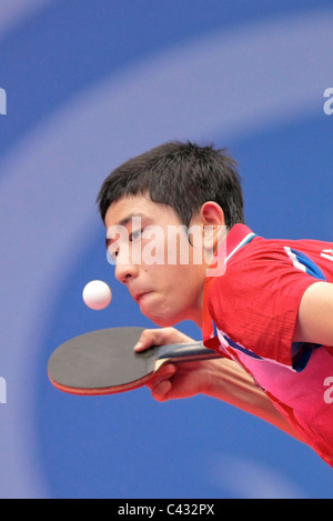 Kim Dong Hyun Équipe de Corée qui se font concurrence sur les Jeux Olympiques de la jeunesse Singapour 2010 Tennis de Table finales par équipes mixtes. Banque D'Images