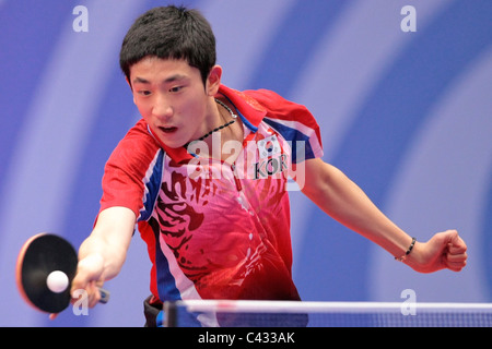 Kim Dong Hyun Équipe de Corée qui se font concurrence sur les Jeux Olympiques de la jeunesse Singapour 2010 Tennis de Table finales par équipes mixtes. Banque D'Images