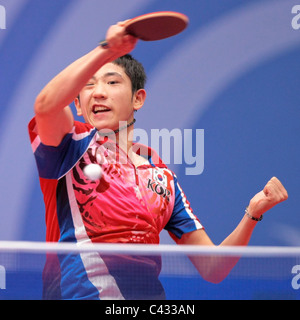 Kim Dong Hyun Équipe de Corée qui se font concurrence sur les Jeux Olympiques de la jeunesse Singapour 2010 Tennis de Table finales par équipes mixtes. Banque D'Images