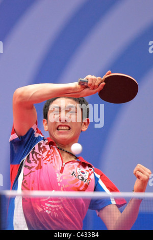 Kim Dong Hyun Équipe de Corée qui se font concurrence sur les Jeux Olympiques de la jeunesse Singapour 2010 Tennis de Table finales par équipes mixtes. Banque D'Images