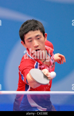 Kim Dong Hyun Équipe de Corée qui se font concurrence sur les Jeux Olympiques de la jeunesse Singapour 2010 Tennis de Table finales par équipes mixtes. Banque D'Images