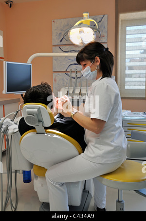 Femme dentiste patient mâle Banque D'Images