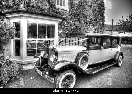 Rolls Royce voiture mariage la prestation promise de réception à l'ancienne maison de campagne, demoiselles en regardant par la fenêtre Banque D'Images