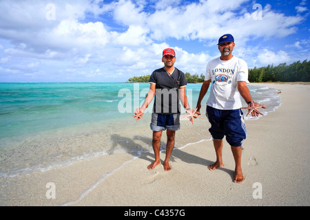 Les hommes avec des étoiles de mer, l'Ile aux Cerfs, Ile Maurice, océan Indien Banque D'Images