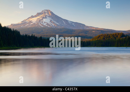 Coucher du soleil sur le mont Hood de Trillium Lake, Oregon USA Banque D'Images