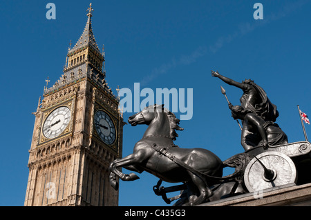 Reine Boadicea équitation char avec Big Ben, Westminster, Londres, Angleterre, Royaume-Uni Banque D'Images