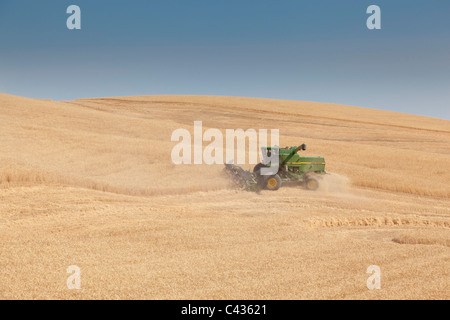John Deere 7722 Titan II à la moissonneuse-batteuse dans la Palouse Washington USA Banque D'Images