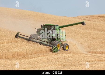 John Deere 7722 Titan II à la moissonneuse-batteuse dans la Palouse Washington USA Banque D'Images