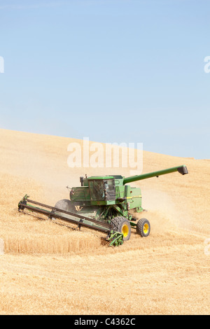 John Deere 7722 Titan II à la moissonneuse-batteuse dans la Palouse Washington USA Banque D'Images