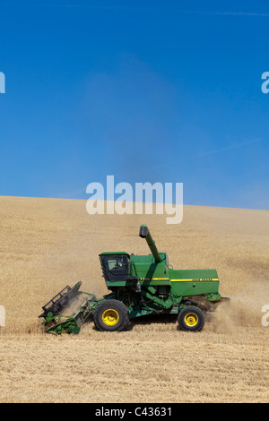 John Deere 7722 Titan II à la moissonneuse-batteuse dans la Palouse Washington USA Banque D'Images